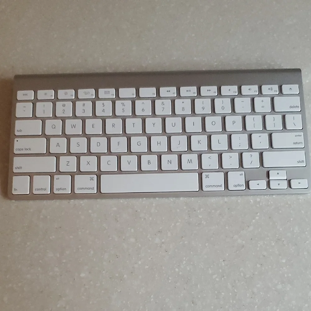Apple Wireless Keyboard in Silver and White